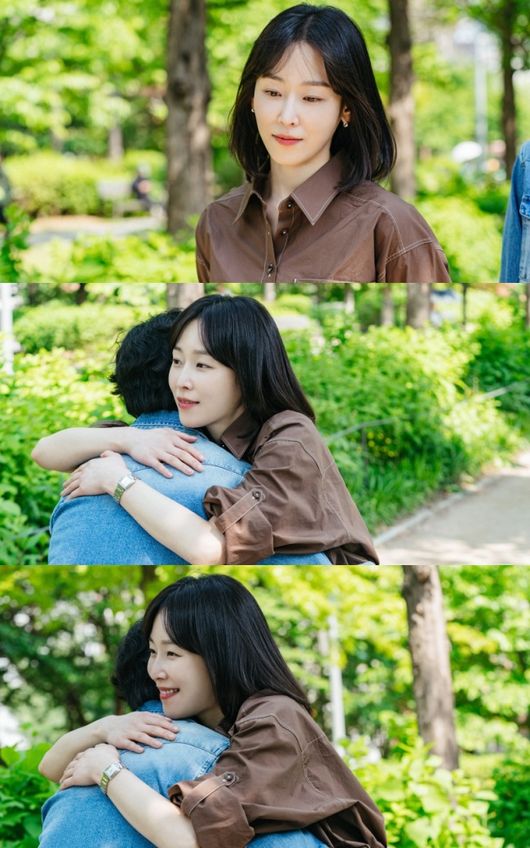 노란 수영복에 섹시한 몸매 어필하는 존예 처자