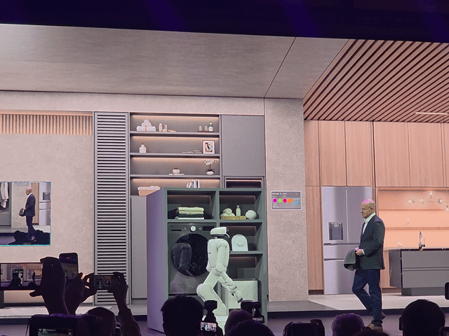 LG전자의 홈 로봇 클로이드가 5일(현지 시간) 미국 라스베이거스 만달레이베이 컨벤션센터에서 ‘LG 월드 프리미어’ 현장에 등장해 수건을 집고 세탁기에 넣고 있다. 라스베이거스=서종갑 기자