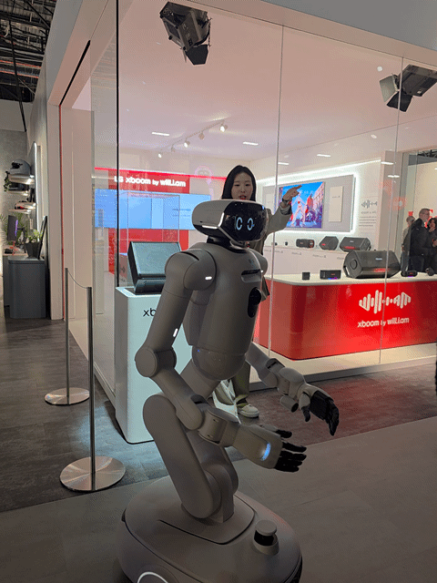 5일(현지 시간) 미국 라스베이거스에서 열린 ‘CES 2026’에서 LG전자 홈 로봇 클로이드가 관람객을 안내하고 있다. 라스베이거스=서종갑 기자