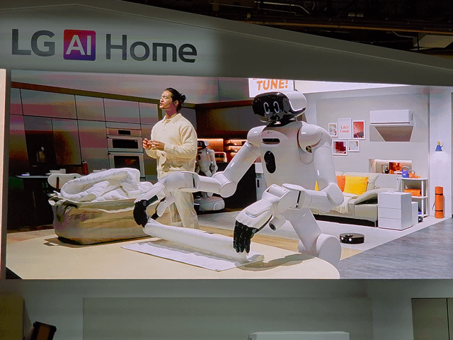 5일(현지 시간) 미국 라스베이거스에서 열린 ‘CES 2026’에서 LG전자 홈 로봇 클로이드가 빨래를 개고 있다. 라스베이거스=서종갑기자