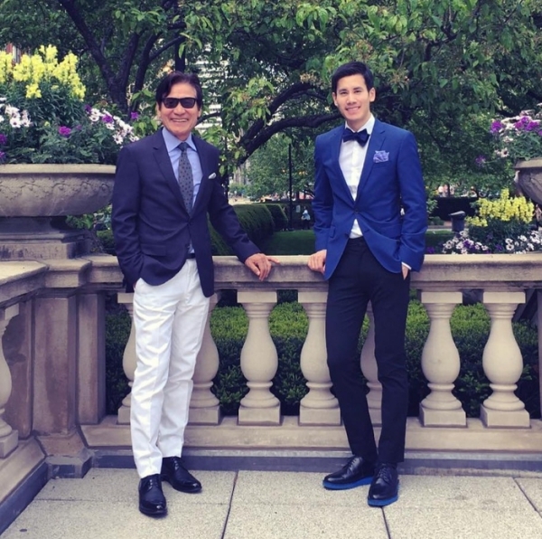 노란 수영복에 섹시한 몸매 어필하는 존예 처자