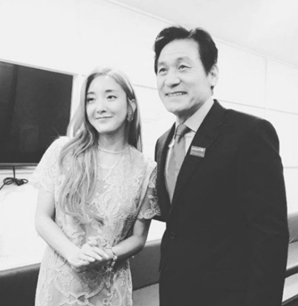 노란 수영복에 섹시한 몸매 어필하는 존예 처자