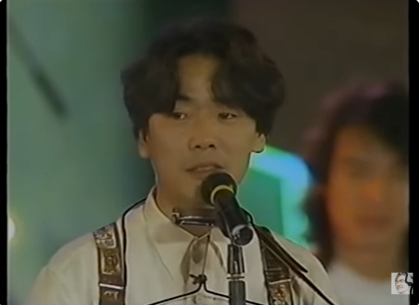 노란 수영복에 섹시한 몸매 어필하는 존예 처자