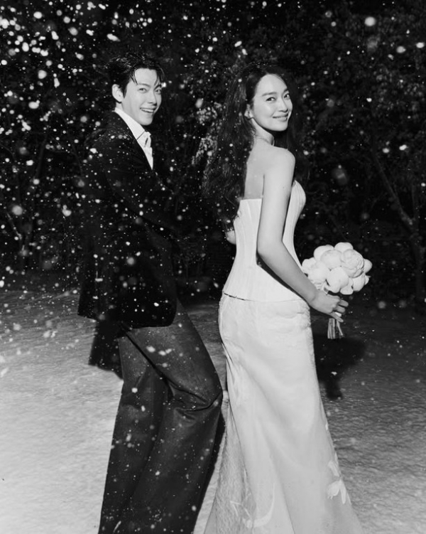 노란 수영복에 섹시한 몸매 어필하는 존예 처자