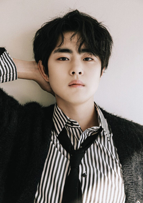 노란 수영복에 섹시한 몸매 어필하는 존예 처자