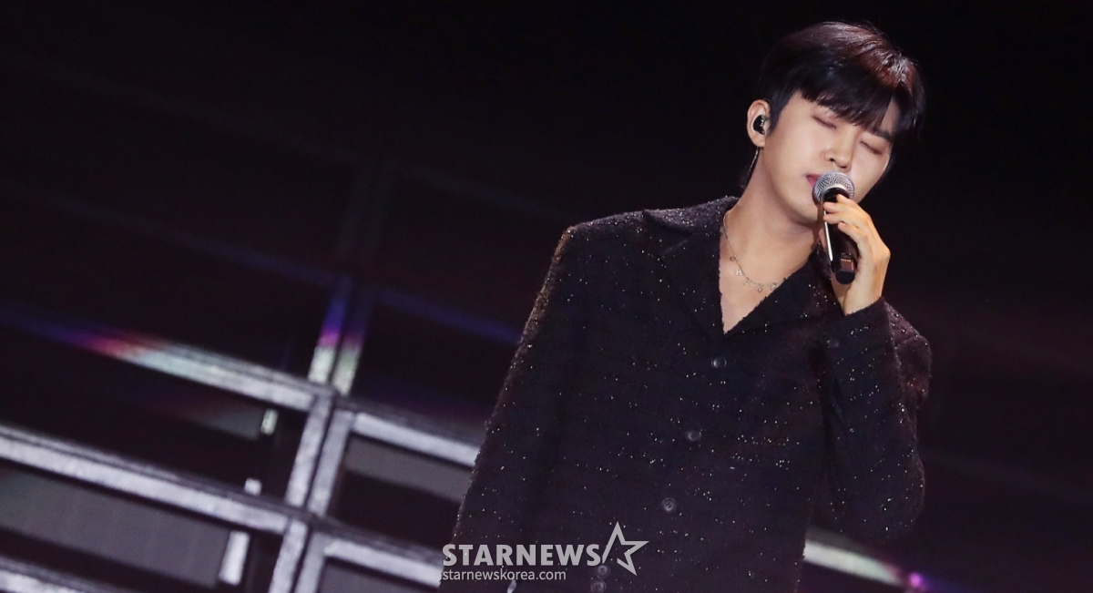 노란 수영복에 섹시한 몸매 어필하는 존예 처자