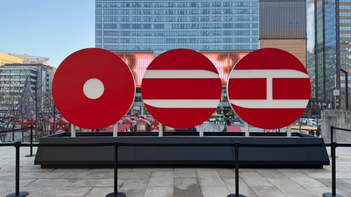 노란 수영복에 섹시한 몸매 어필하는 존예 처자