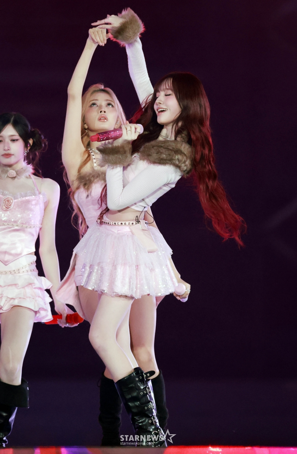 노란 수영복에 섹시한 몸매 어필하는 존예 처자