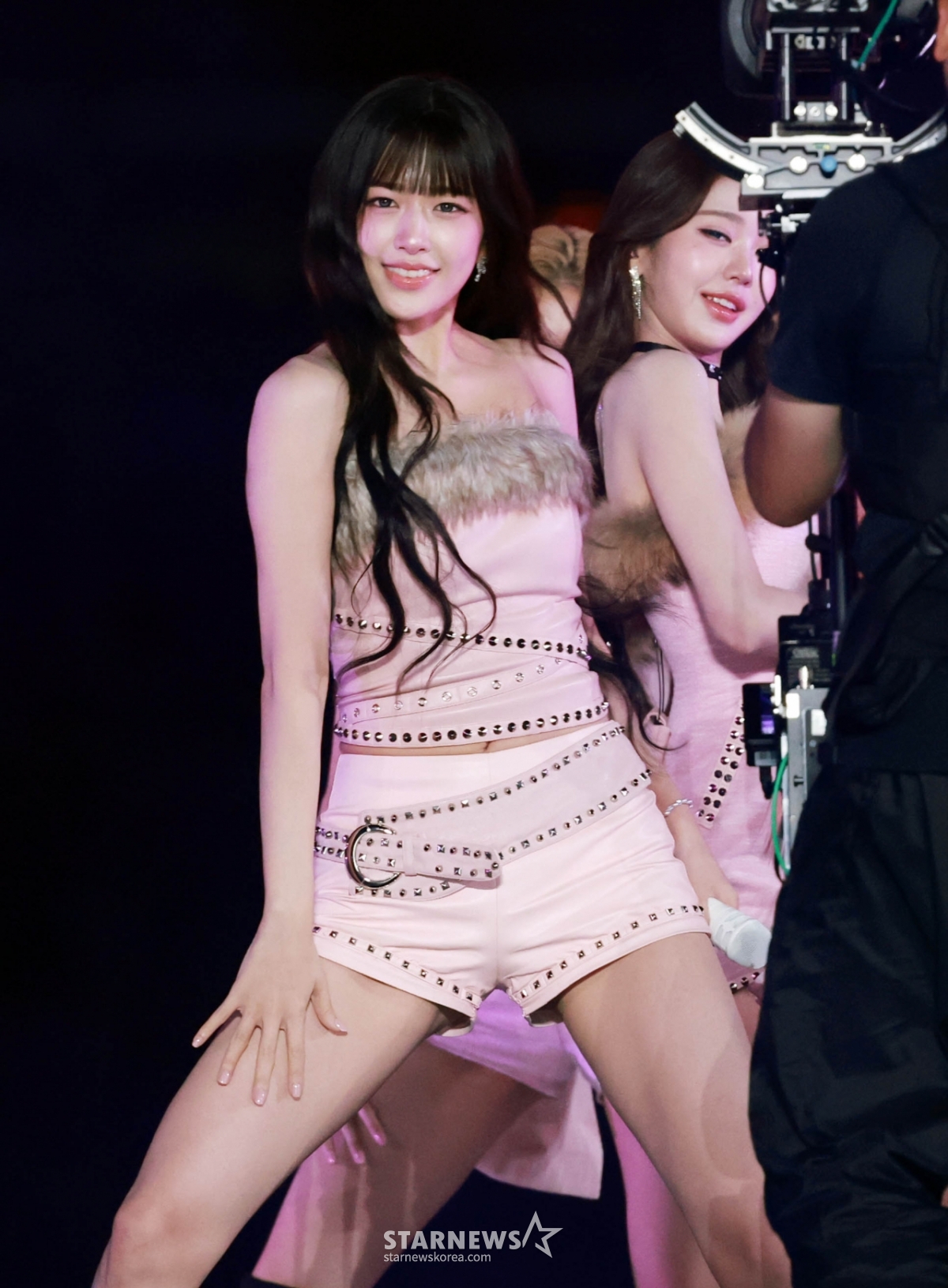 노란 수영복에 섹시한 몸매 어필하는 존예 처자