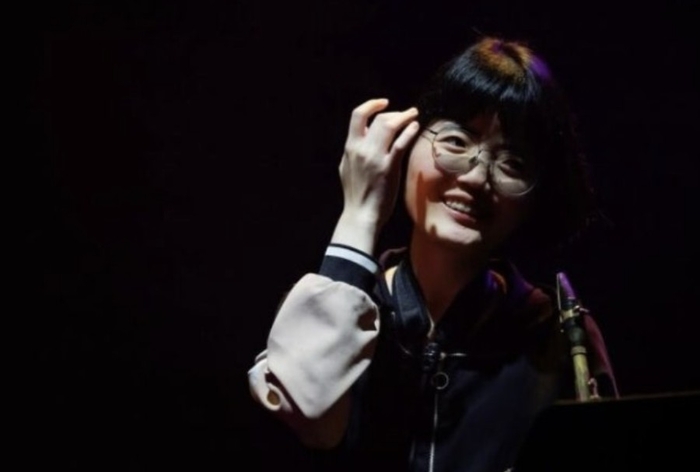 노란 수영복에 섹시한 몸매 어필하는 존예 처자