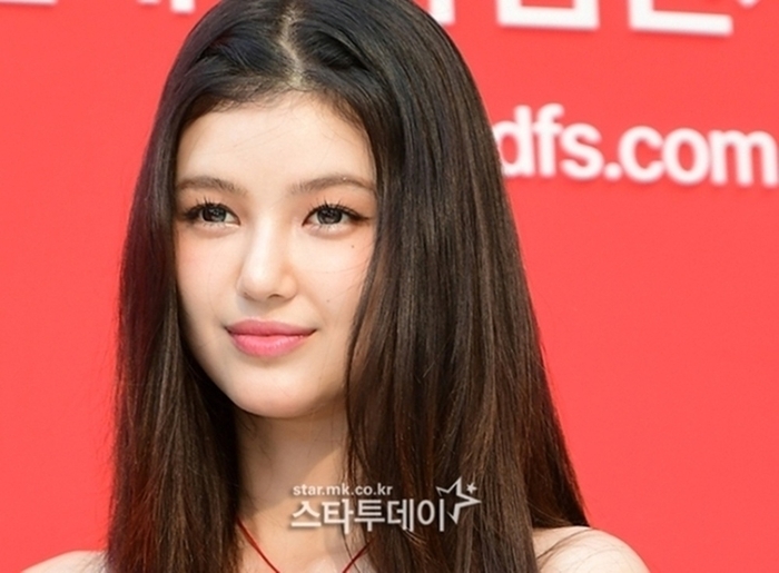 노란 수영복에 섹시한 몸매 어필하는 존예 처자