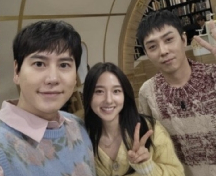 노란 수영복에 섹시한 몸매 어필하는 존예 처자