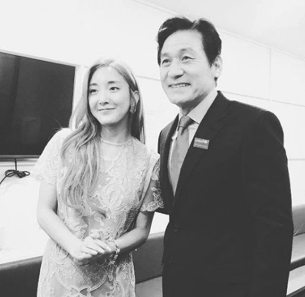 노란 수영복에 섹시한 몸매 어필하는 존예 처자