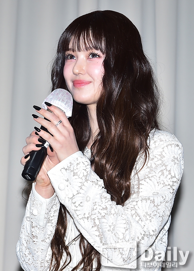 노란 수영복에 섹시한 몸매 어필하는 존예 처자