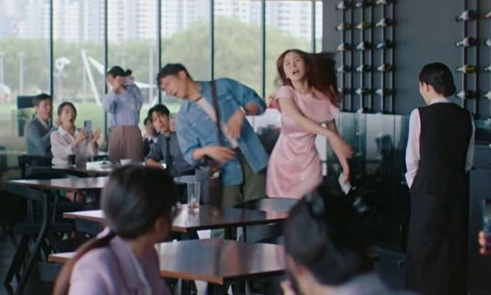 노란 수영복에 섹시한 몸매 어필하는 존예 처자