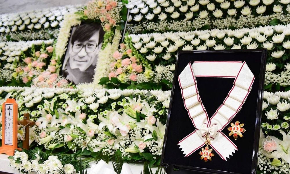 노란 수영복에 섹시한 몸매 어필하는 존예 처자