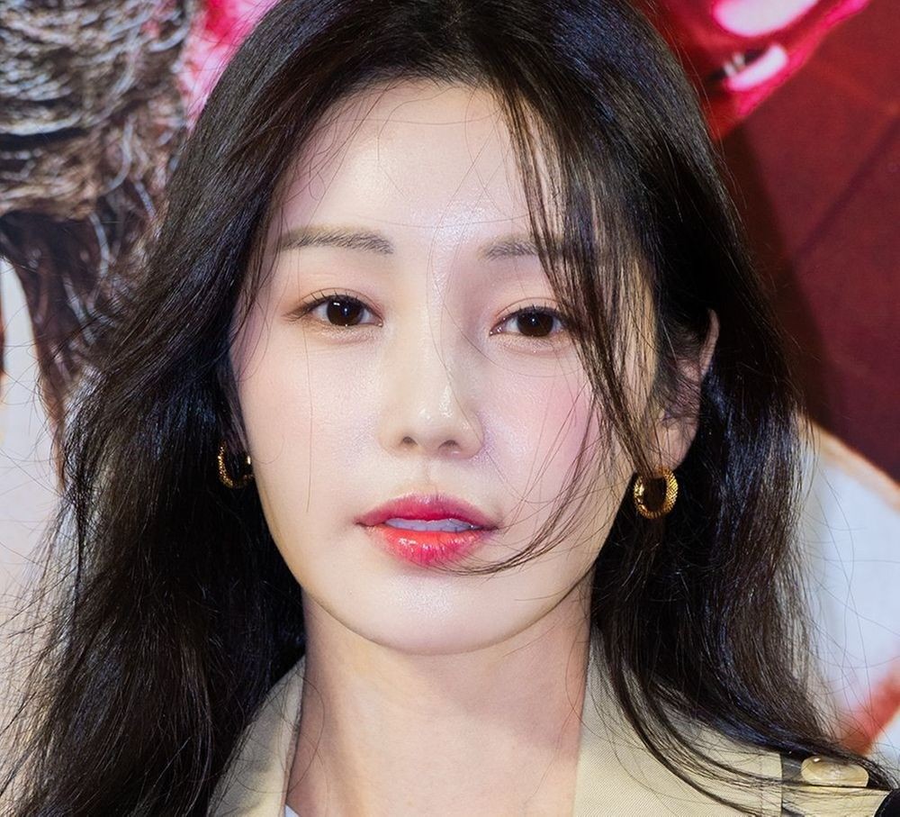 노란 수영복에 섹시한 몸매 어필하는 존예 처자