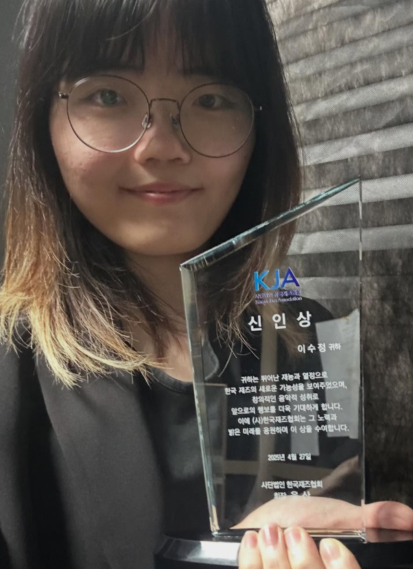 노란 수영복에 섹시한 몸매 어필하는 존예 처자