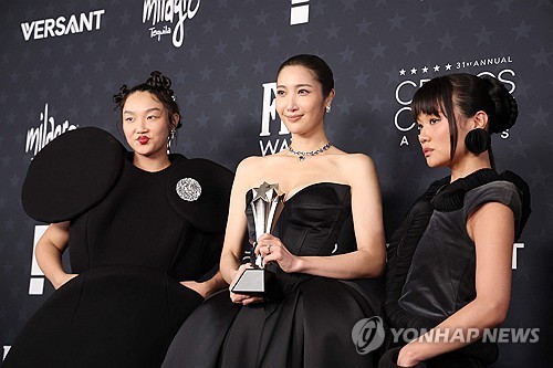 노란 수영복에 섹시한 몸매 어필하는 존예 처자