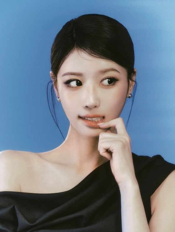 노란 수영복에 섹시한 몸매 어필하는 존예 처자