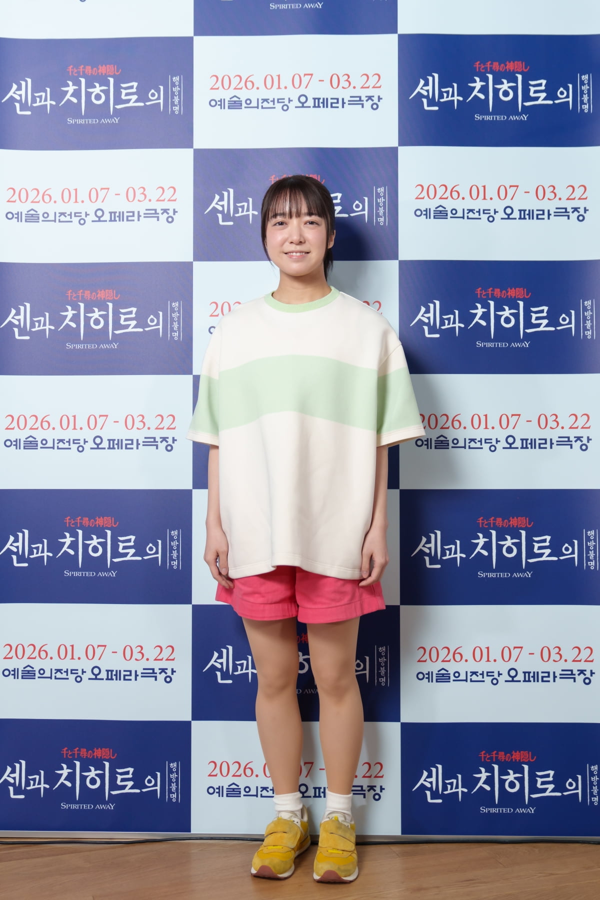 노란 수영복에 섹시한 몸매 어필하는 존예 처자