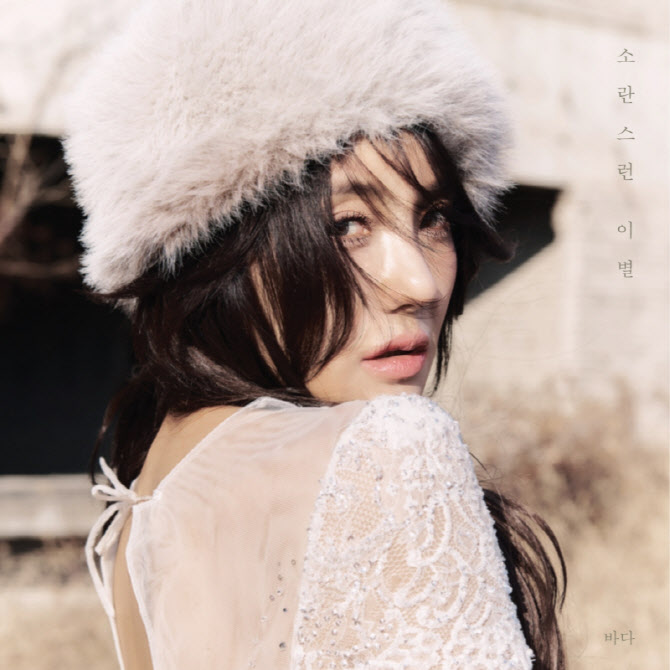 노란 수영복에 섹시한 몸매 어필하는 존예 처자