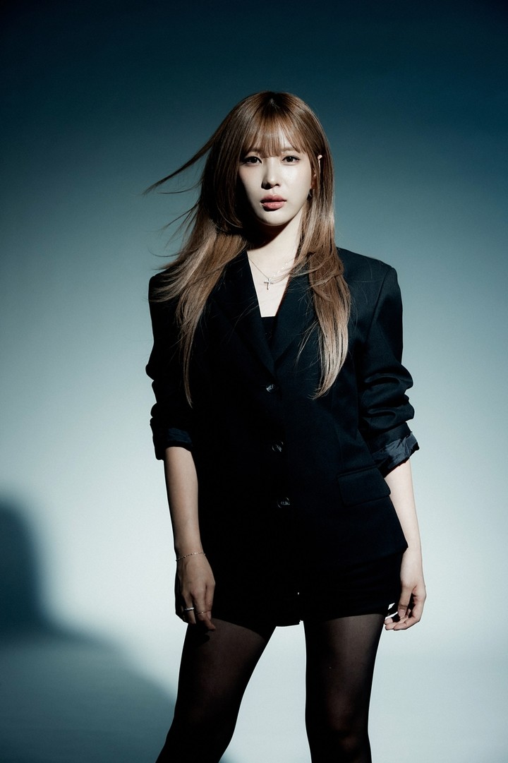 노란 수영복에 섹시한 몸매 어필하는 존예 처자