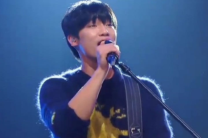 노란 수영복에 섹시한 몸매 어필하는 존예 처자