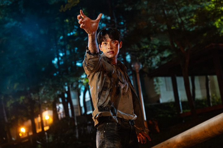 노란 수영복에 섹시한 몸매 어필하는 존예 처자