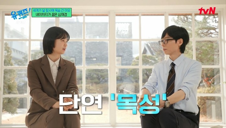 노란 수영복에 섹시한 몸매 어필하는 존예 처자