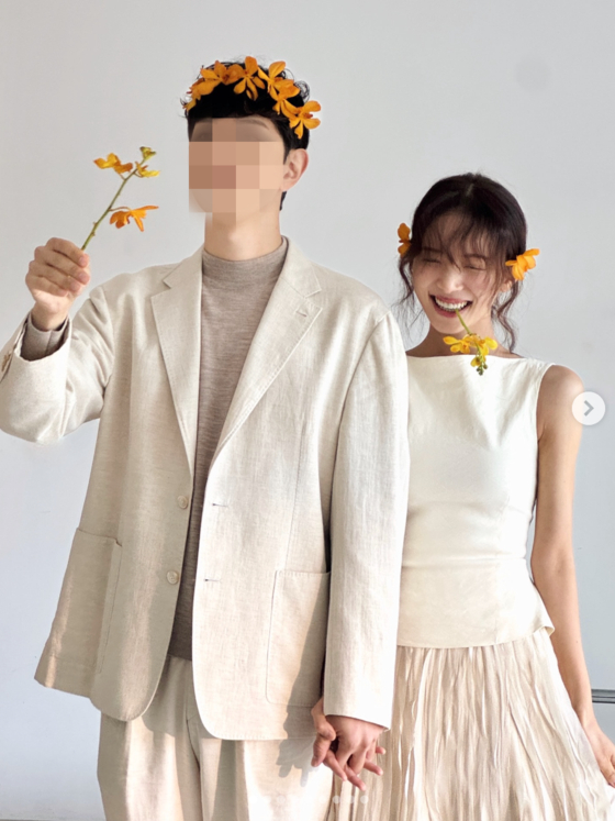 노란 수영복에 섹시한 몸매 어필하는 존예 처자