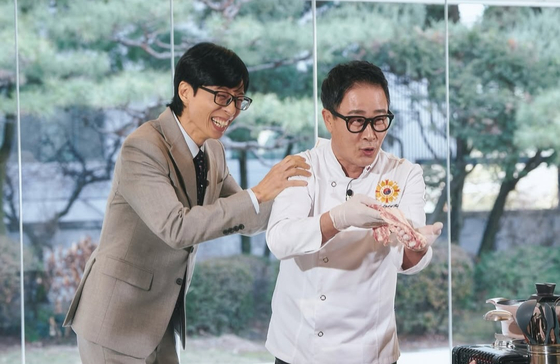 노란 수영복에 섹시한 몸매 어필하는 존예 처자