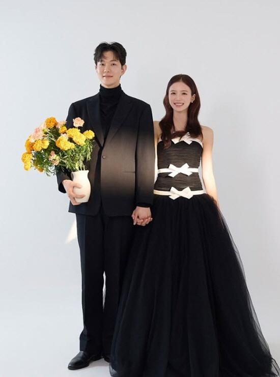 노란 수영복에 섹시한 몸매 어필하는 존예 처자