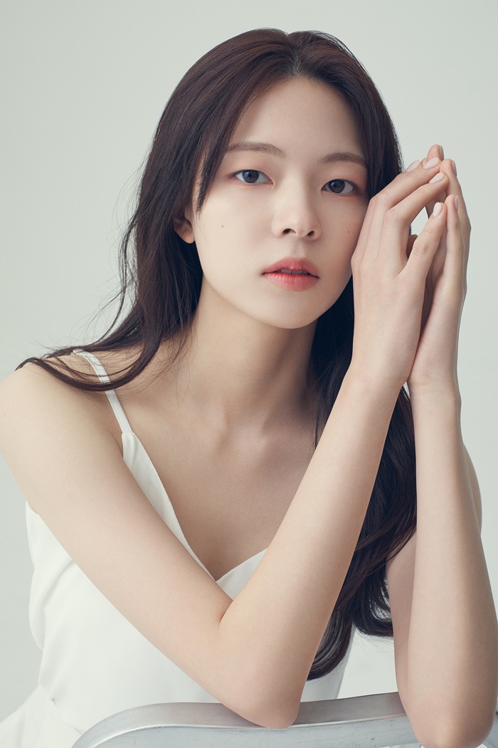 노란 수영복에 섹시한 몸매 어필하는 존예 처자