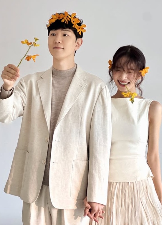 노란 수영복에 섹시한 몸매 어필하는 존예 처자