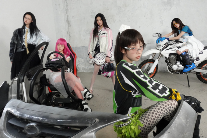 노란 수영복에 섹시한 몸매 어필하는 존예 처자