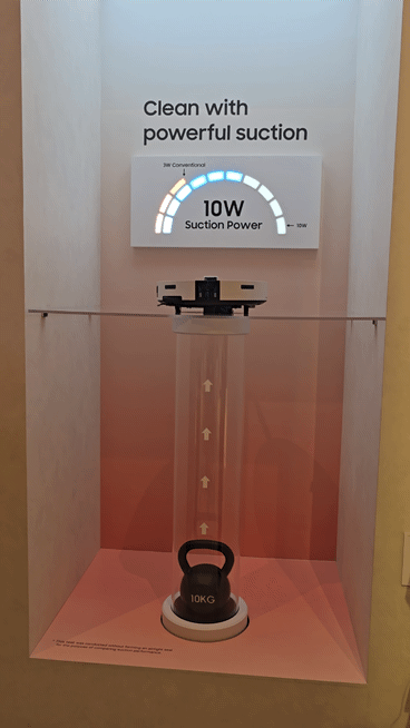 삼성전자의 2026년형 '비스포크 AI 스팀' 로봇청소기가 10W의 흡입력으로 10㎏ 무게추를 들어 올리고 있다. ⓒ데일리안 고수정 기자