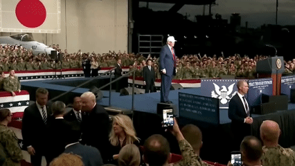 트럼프 대통령이 선거 유세 현장에서 춤을 선보이고 있다. 유튜브 갈무리