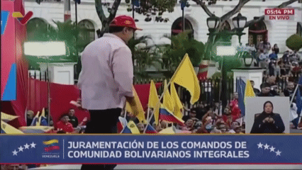 마두로 베네수엘라 대통령이 지지자들과 함께하는 공식 석상 자리에서 춤을 선보이고 있다. 유튜브 갈무리