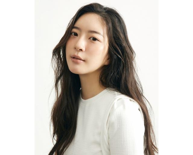 노란 수영복에 섹시한 몸매 어필하는 존예 처자