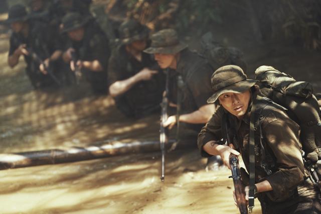 노란 수영복에 섹시한 몸매 어필하는 존예 처자