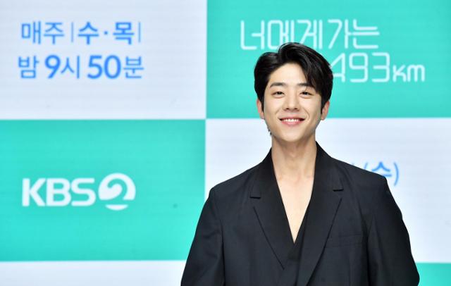 노란 수영복에 섹시한 몸매 어필하는 존예 처자