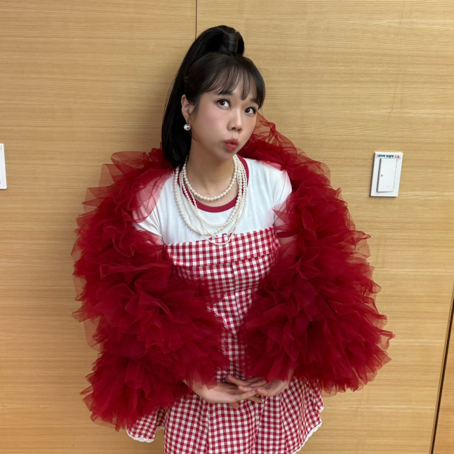 노란 수영복에 섹시한 몸매 어필하는 존예 처자