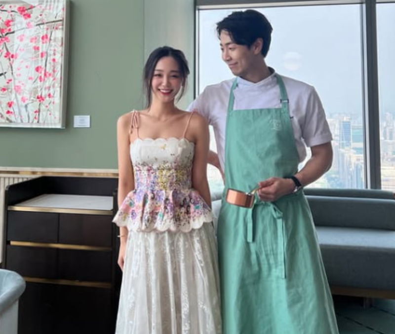 노란 수영복에 섹시한 몸매 어필하는 존예 처자