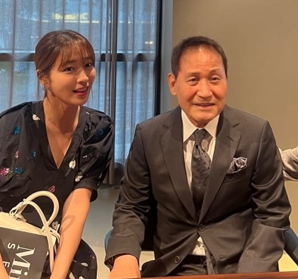 노란 수영복에 섹시한 몸매 어필하는 존예 처자