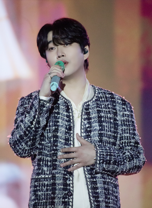 노란 수영복에 섹시한 몸매 어필하는 존예 처자