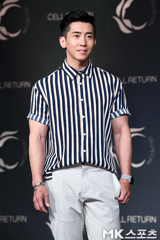 노란 수영복에 섹시한 몸매 어필하는 존예 처자