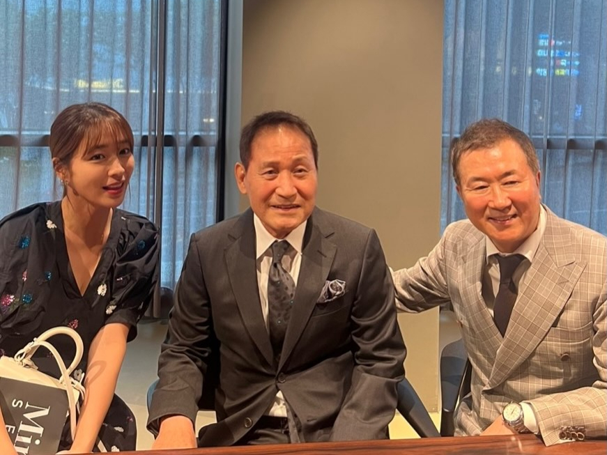 노란 수영복에 섹시한 몸매 어필하는 존예 처자