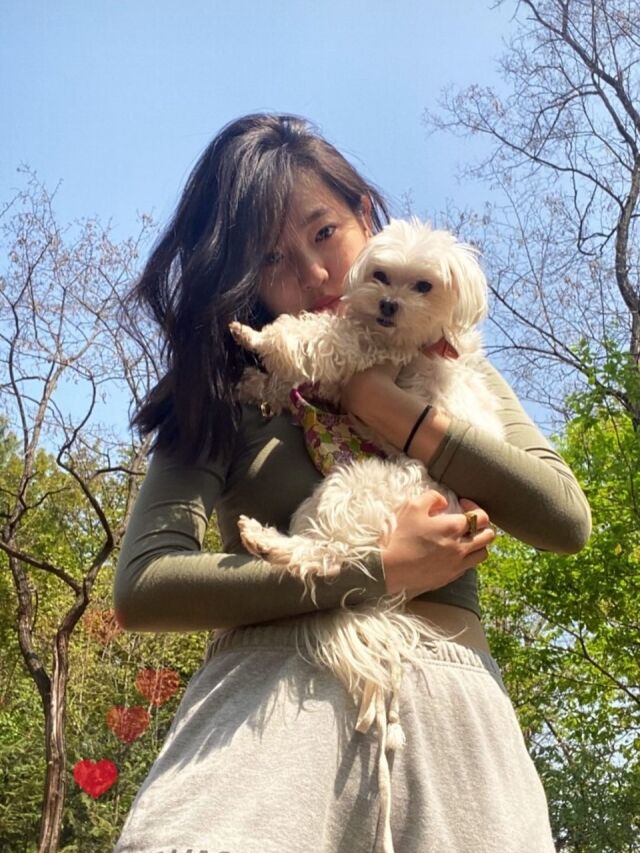 노란 수영복에 섹시한 몸매 어필하는 존예 처자