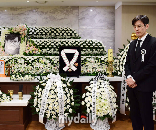 노란 수영복에 섹시한 몸매 어필하는 존예 처자